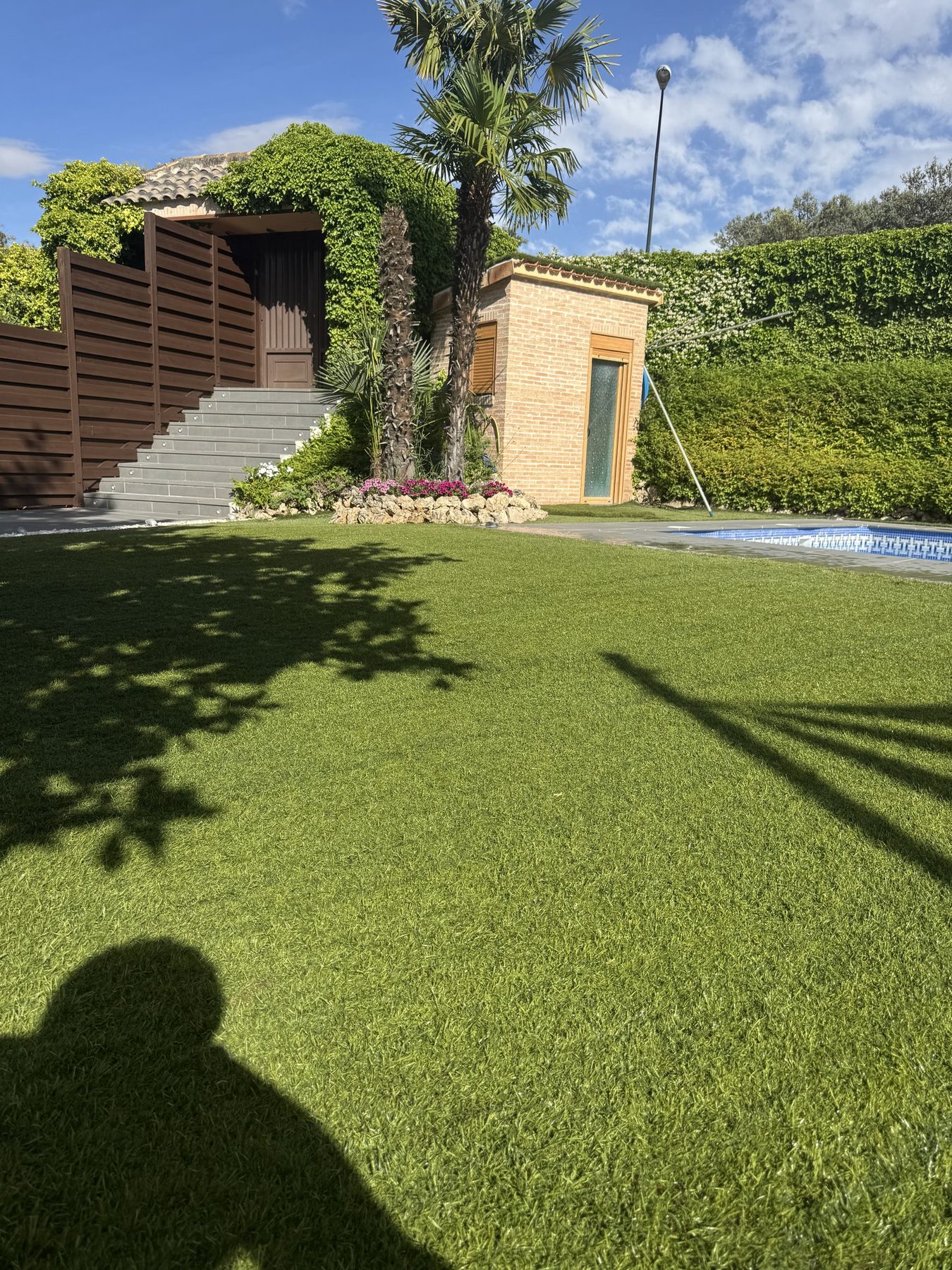 Césped artificial impecable en un jardín de Madrid